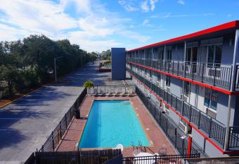 Travelodge by Wyndham Orlando / Heart of International Drive allows 18 year olds to book a room