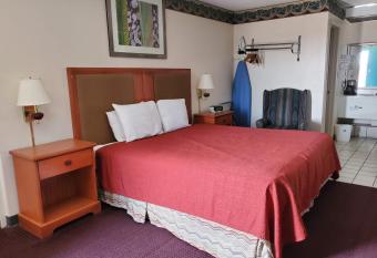 Americas Best Value Inn Wildersville has rooms with a private hot tub