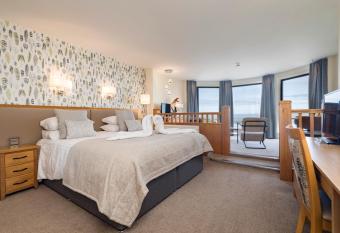 Bayview Hotel allows 18 year olds to book a room