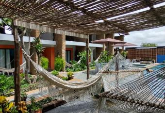 JasmiManga Pousada allows 18 year olds to book a room