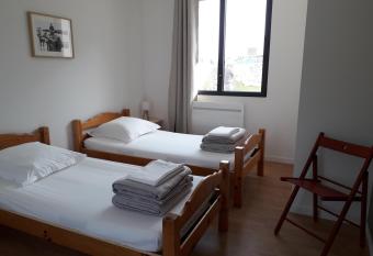 G  te Les Pingouins du Phare allows 18 year olds to book a room