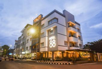 Hotel 88 Jember By WH allows 18 year olds to book a room