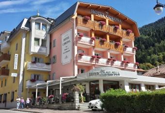 Hotel Corona has Balcony rooms