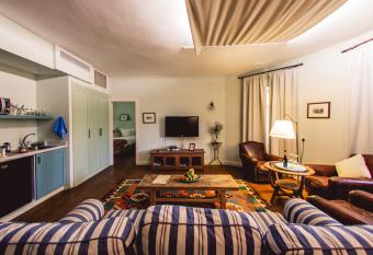 Tur Sinai Organic Farm Resort has rooms with a private hot tub