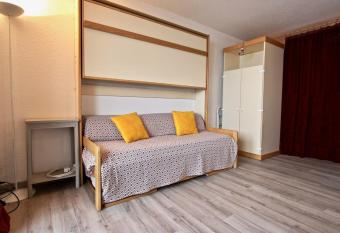 Studio Chamrousse, 1 pi  ce, 4 personnes - FR-1-340-128 has Balcony rooms