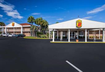 Super 8 by Wyndham Lake City has Smoking rooms