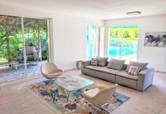 Villa Barbizon has Balcony rooms