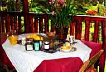 Aloha Crater Lodge has rooms with a private hot tub