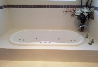 Sorrento Beach Bed & Breakfast has rooms with a private hot tub