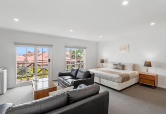 Hideaway on George has Balcony rooms