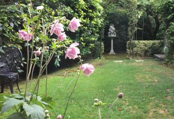 Clarendon Cottages has rooms with a private hot tub