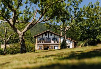 Casa Rural Arotzenea allows 18 year olds to book a room