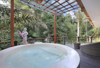 The Sankara Suites and Villas by Pramana has rooms with a private hot tub