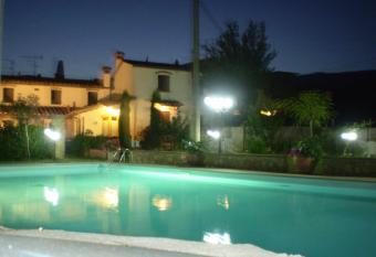 Nido Del Merlo has rooms with a private hot tub