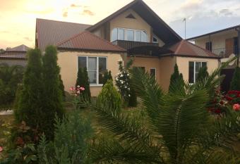 Uyut Guest House has Balcony rooms