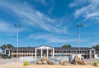 Relax Inn Mineral Wells has Smoking rooms