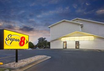Super 8 by Wyndham Columbus Airport has Smoking rooms
