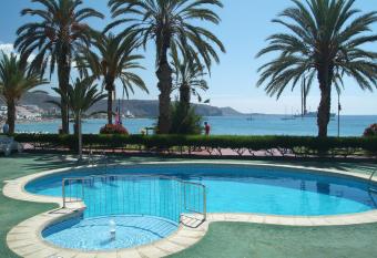 Apartamentos Vista Sur allows 18 year olds to book a room