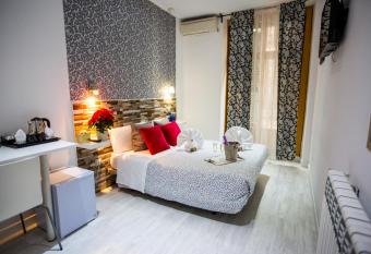 Hostal Adis has Balcony rooms