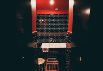 La Mondaine has Balcony rooms