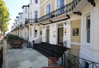 Andover House Hotel & Restaurant - Adults only allows 18 year olds to book a room