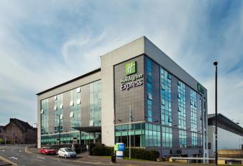 Holiday Inn Express Hamilton, an IHG Hotel allows 18 year olds to book a room
