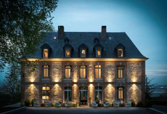 Le Manoir de la Plage / Adults Only allows 18 year olds to book a room