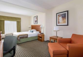 Wingate by Wyndham Atlanta/Fairburn has rooms with a private hot tub