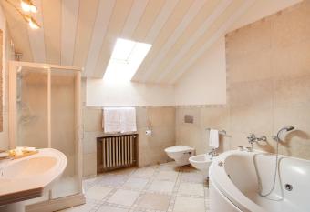 Poggio Radicati Hotel De Charme has rooms with a private hot tub