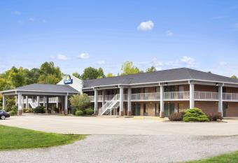 Days Inn by Wyndham Kuttawa/Eddyville has rooms with a private hot tub