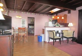 Edgewater Beach Inn & Suites has Balcony rooms