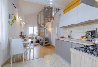 Center Penthouse Apartment has Balcony rooms