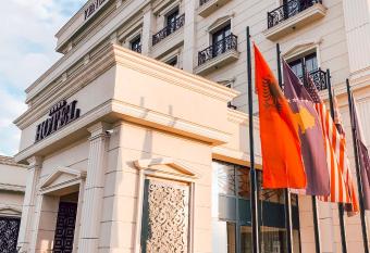 Venus Hotel has rooms with a private hot tub