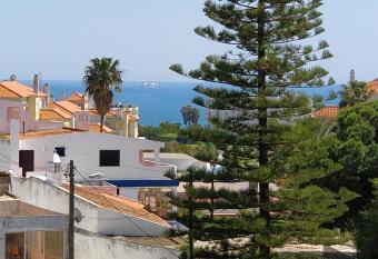 Refugio Praia da Rocha allows 18 year olds to book a room