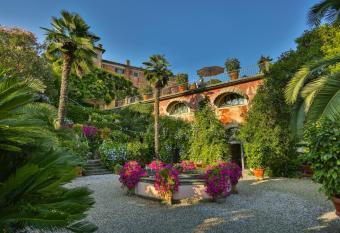 Hotel Villa Sermolli allows 18 year olds to book a room