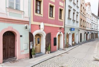 Hotel 100 allows 18 year olds to book a room