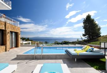 Villa D Oro - Luxury Villas & Suites allows 18 year olds to book a room