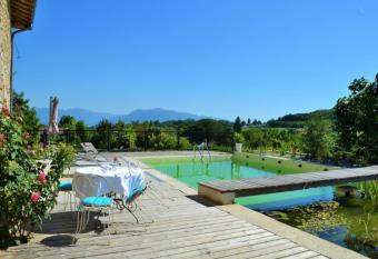 La Voureyline has Balcony rooms