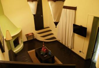 Casa Quetzal has rooms with a private hot tub