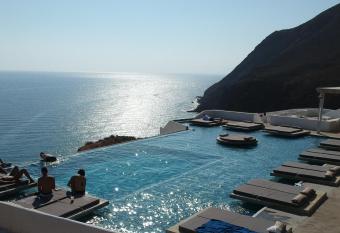 Golden Beach Resort Anafi allows 18 year olds to book a room