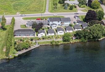 Dewar's Inn and Cottages has Balcony rooms