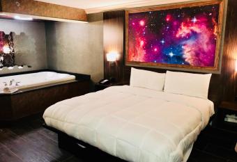 The Lincoln Hotel Philadelphia allows 18 year olds to book a room