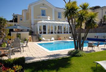 Riviera Lodge Hotel allows 18 year olds to book a room