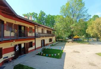 Cascina Govean has Balcony rooms