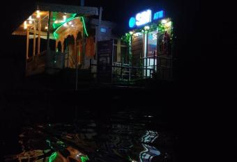 New Life houseboat has Balcony rooms