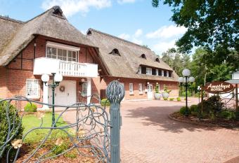 Amethyst Hotel Garni L  neburg allows 18 year olds to book a room