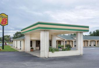 Super 8 by Wyndham Sumter has Smoking rooms