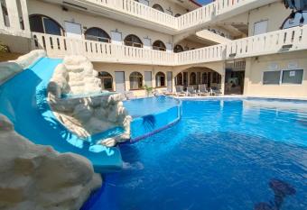 Hotel Playa de Oro allows 18 year olds to book a room