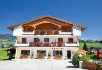 Embacherhof has Balcony rooms