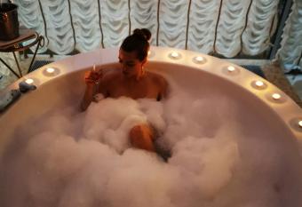 President Jacuzzi Apartment allows 18 year olds to book a room